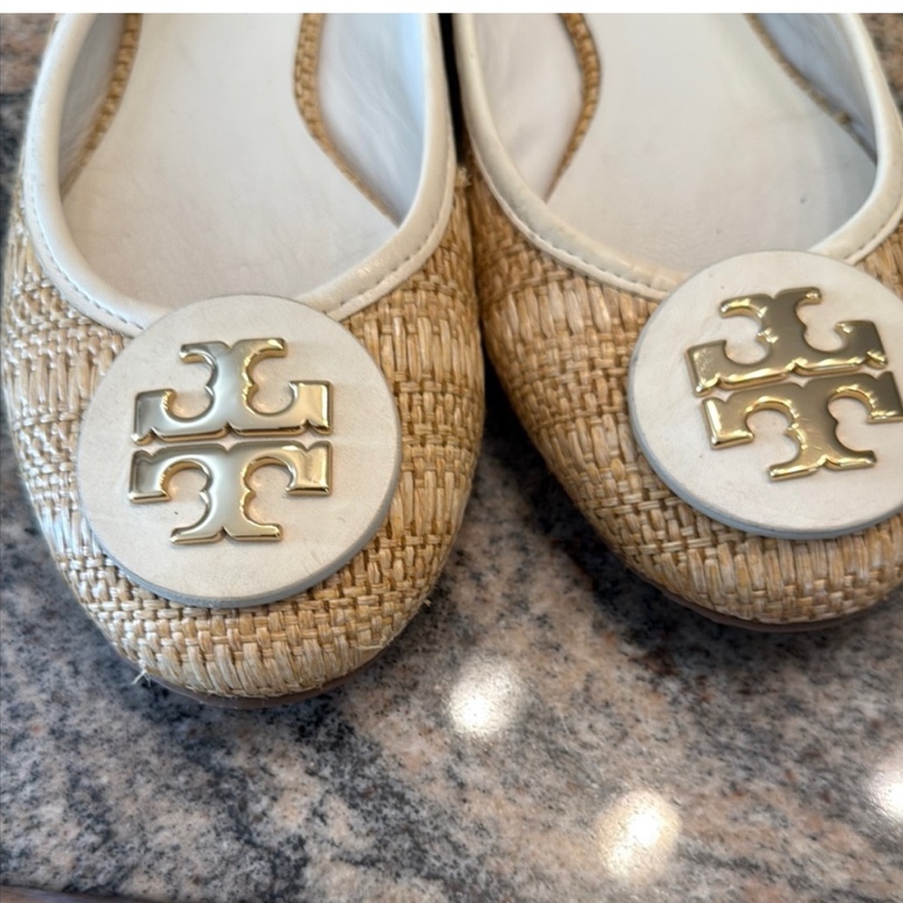 Tory Burch Tan and White Flats with Logo Medallion - Picture 4 of 6